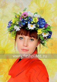 Пышный венок на голову из ярких полевых цветов, декорирован шелковой ленточкой № 1257